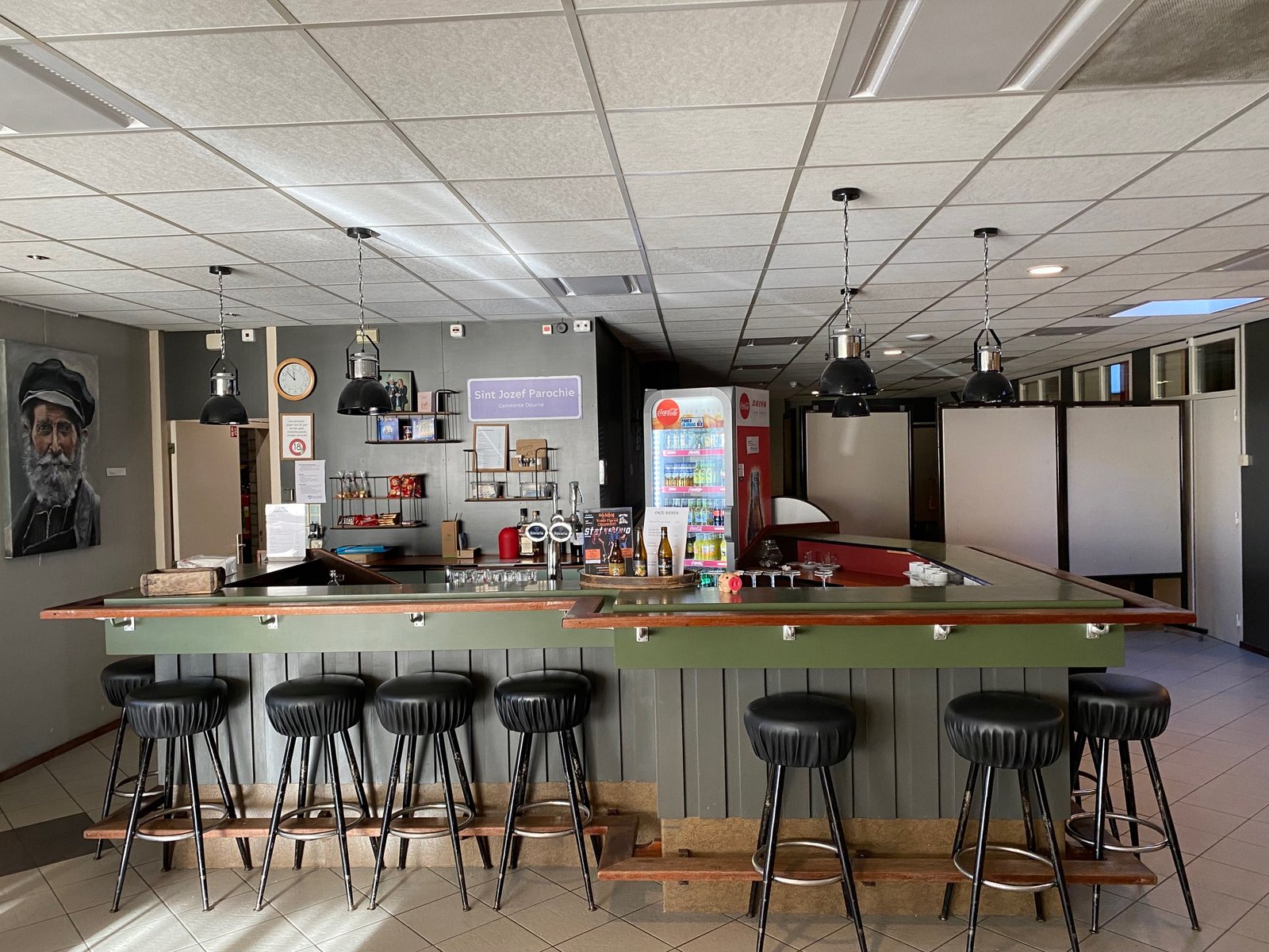 8d8de300-7277-4852-8f5e-d93d7454dc5f Foyer met bar en biljarttafel